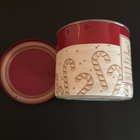 NEW: CRUSHED CANDY CANE - Winter Bath & Body Works Candle Holiday Peppermint - Picture 9 of 10
